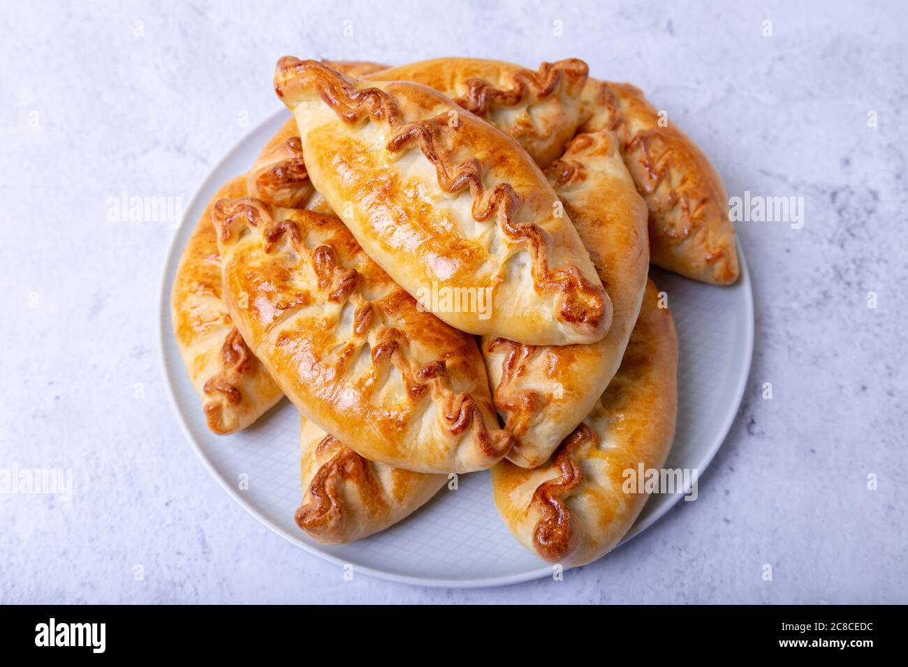 Pies (pirozhki) con cavolo. Cottura fatta in casa. Cucina tradizionale russa e Ucraina. Primo piano. Foto Stock
