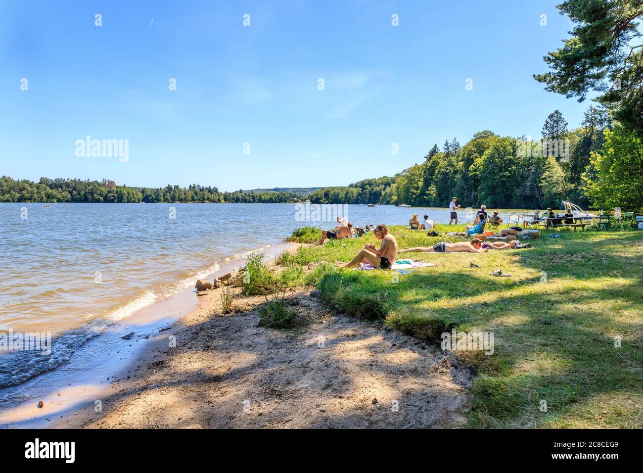 Francia, Nievre, Parco Naturale Regionale di Morvan, Montsauche les Settons, Lac des Settons, spiaggia in estate // Francia, Nièvre (58), Parc naturel rég Foto Stock