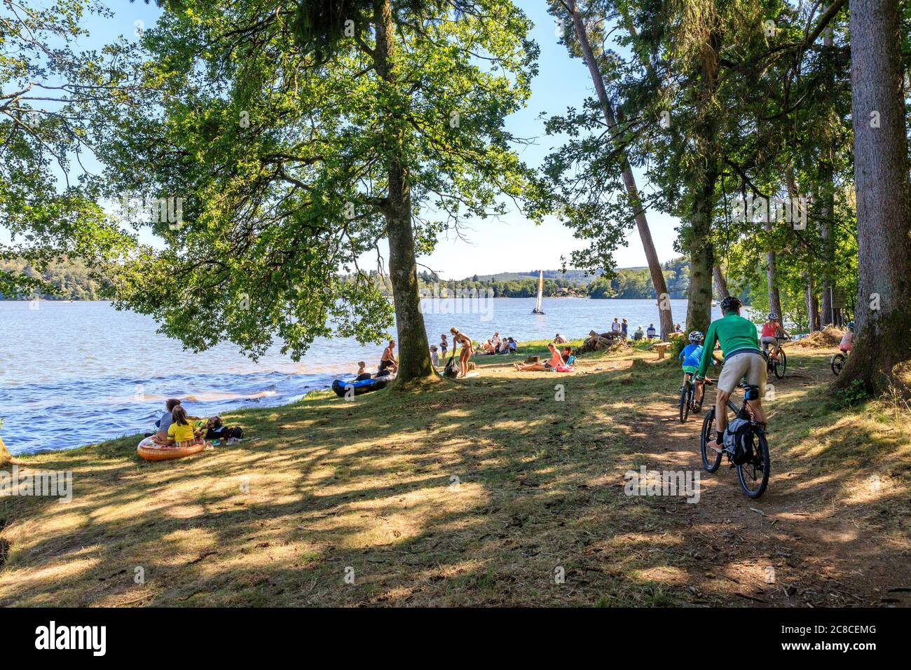 Francia, Nievre, Parco Naturale Regionale di Morvan, Montsauche les Settons, Lac des Settons, lato lago d'estate // Francia, Nièvre (58), Parc naturel rég Foto Stock