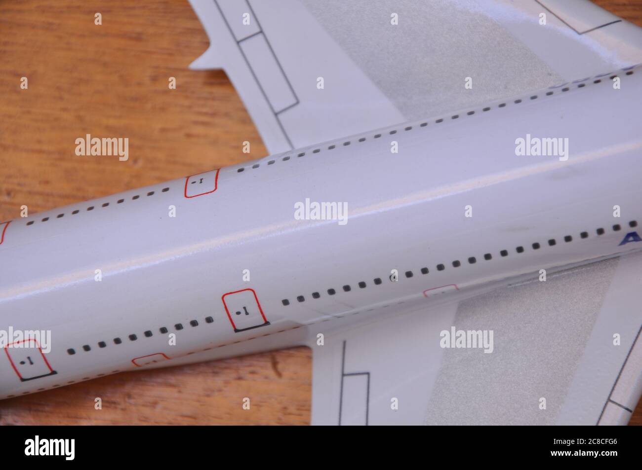 Fusoliera di un aereo, jet, con parti di ali, finestre, sponda posteriore e bordo posteriore, fotografata dall'alto, con taglio intenzionale, Foto Stock