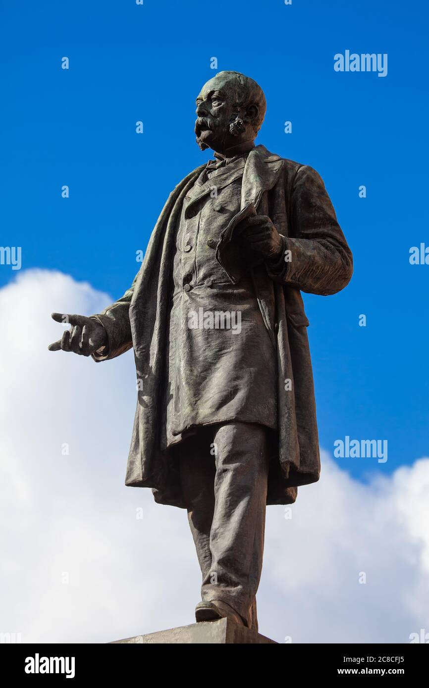 Statua di Marco Minghetti in Piazza San Pantaleo da Roma in Italia . Economista e statista italiano del XIX secolo Foto Stock