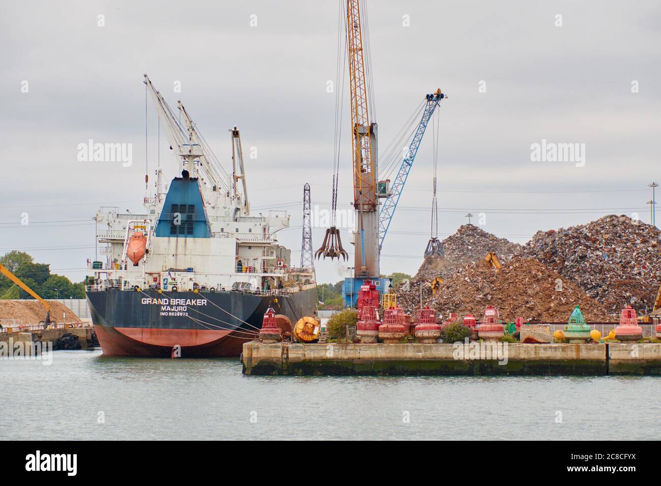 Nave da carico attraccata nel Solent presso i moli di Southampton. Foto Stock