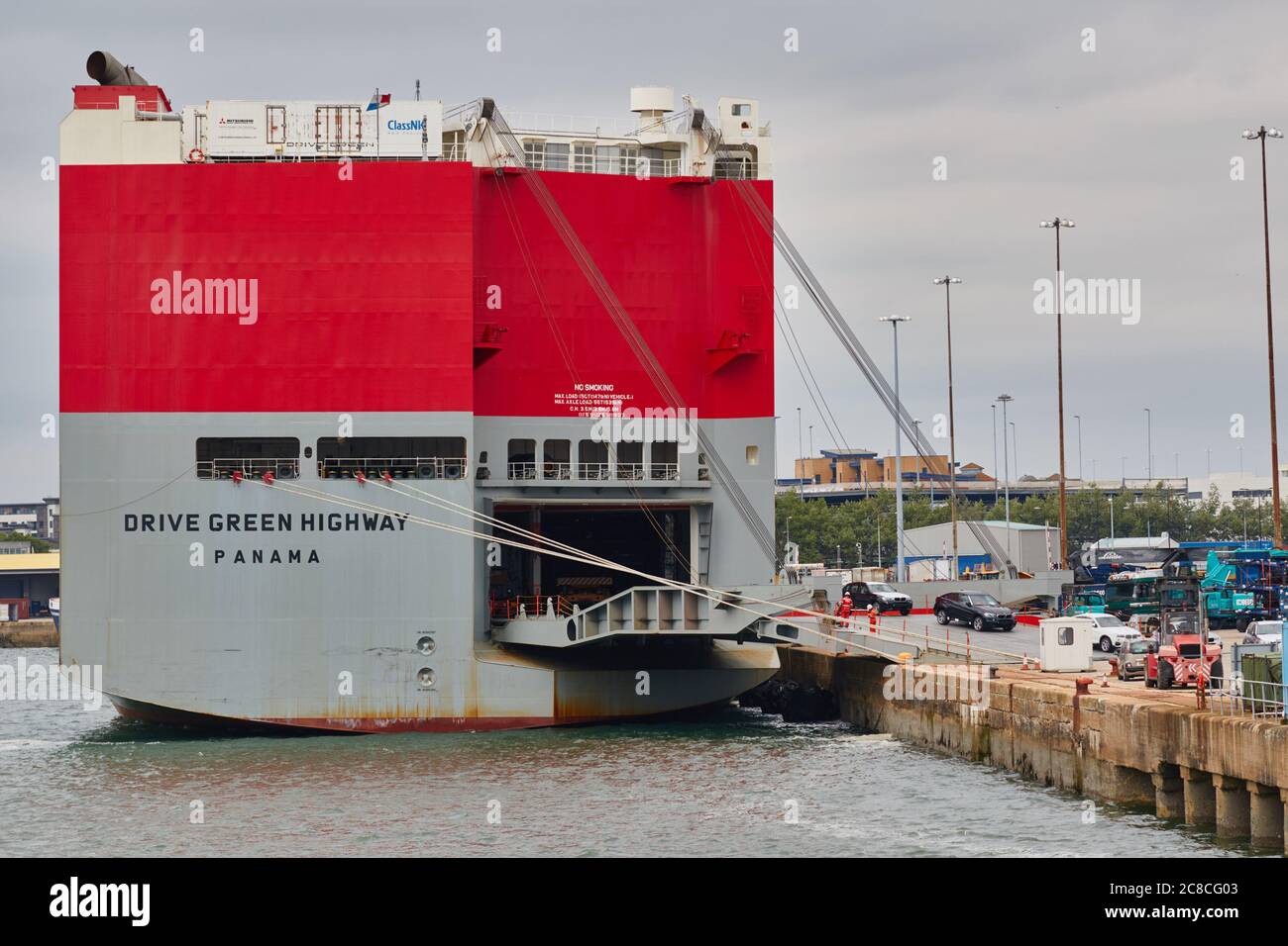 Nave da carico attraccata nel Solent presso i moli di Southampton. Foto Stock
