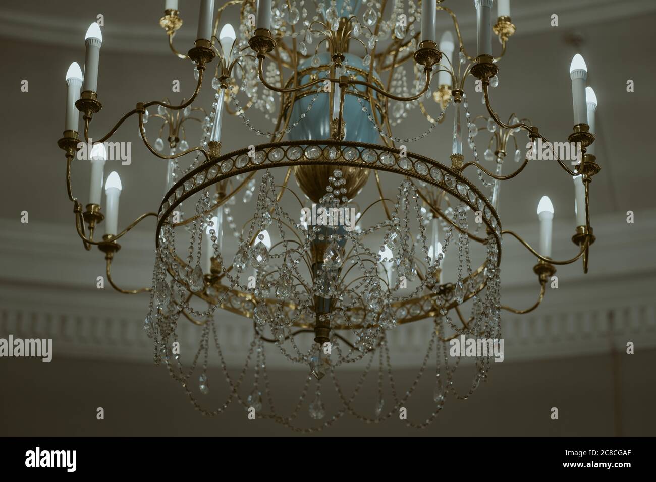 Un antico lampadario pende dal soffitto. Lampadario in vetro contemporaneo. Lampadario contemporaneo. Lampadario a cristalli classici Foto Stock