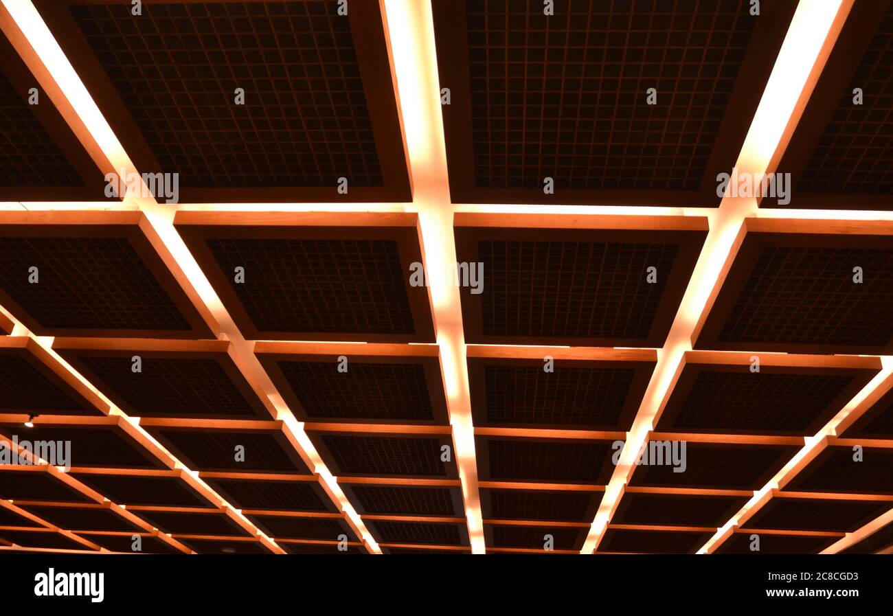 Soffitto della lobby moderno con luce a LED e domus, stile simmetrico, vista dal basso verso l'alto, riflesso astratto, Brasile, America del Sud Foto Stock