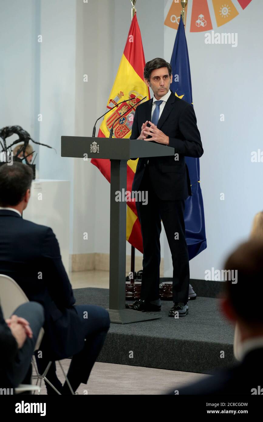 Madrid, Spagna; 23/07/2020.- José María Álvarez-Pallete López Presidente Esecutivo di Telefónica S.A.Pedro Sanchez, Presidente spagnolo, presenta l'Agenda 2025 di Digital Spain, che mobiliterà investimenti pubblici e privati di 70,000 milioni di euro nel periodo 2020-2022. All'incontro hanno partecipato imprenditori di grandi aziende. Promuoverà la trasformazione digitale del paese attraverso la connettività digitale, l'implementazione del 5G, il rafforzamento della capacità nella cybersicurezza, la digitalizzazione delle pubbliche amministrazioni e delle aziende, in particolare delle piccole imprese, Th Foto Stock