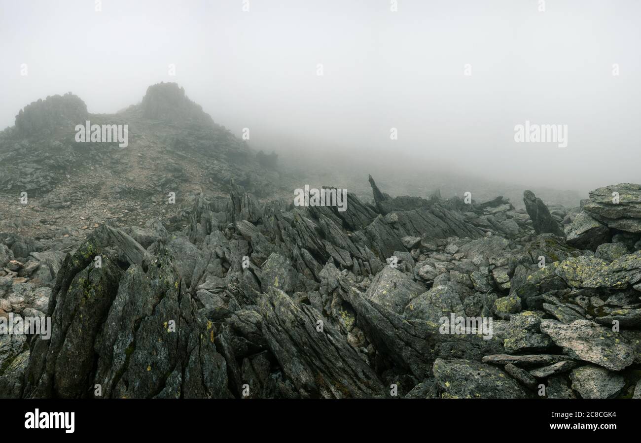 Nebbia sulla cima di Glyder Fawr, Snowdonia Foto Stock