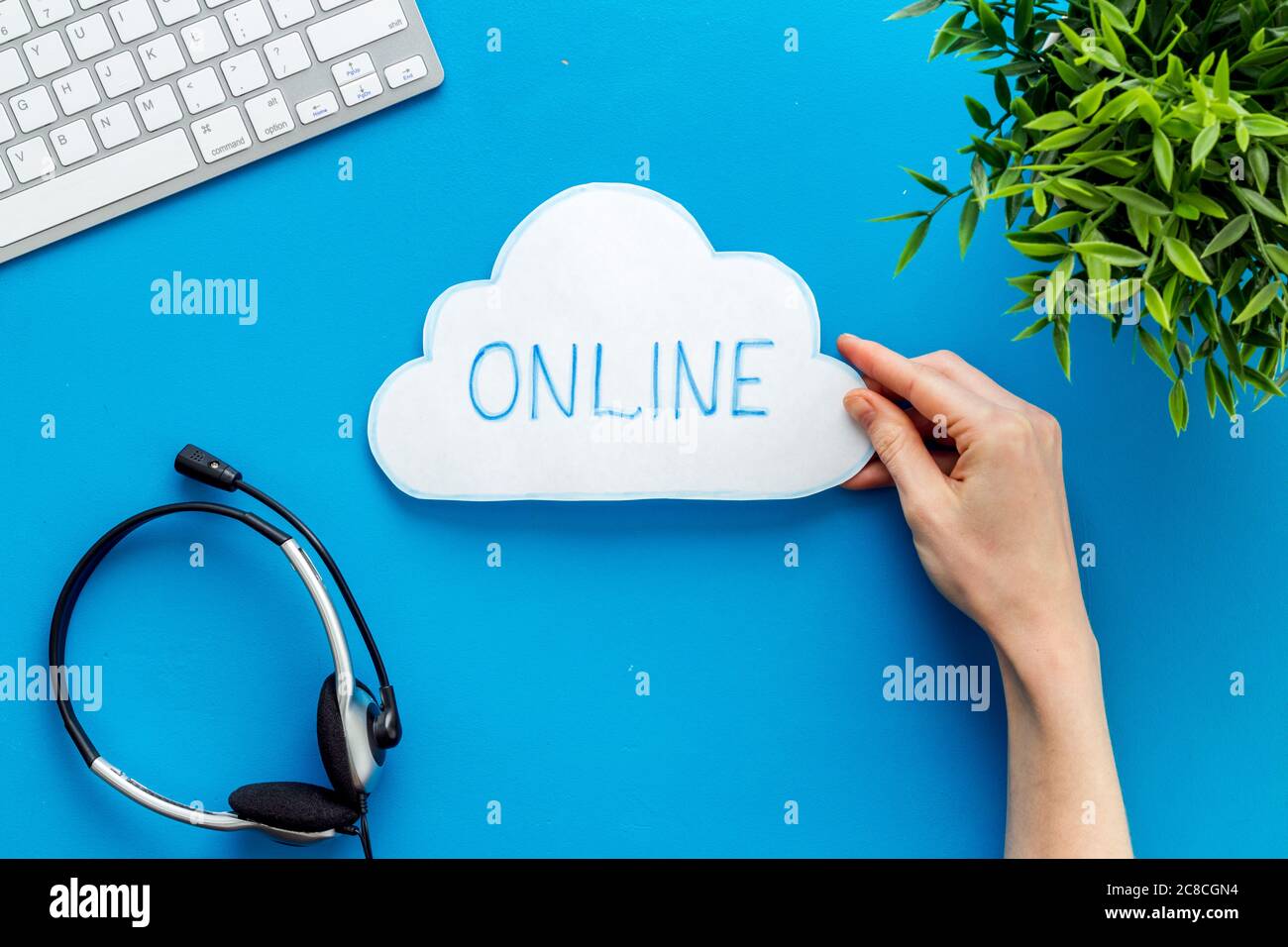 Concetto di networking online. Vista dall'alto del desktop Office Foto Stock