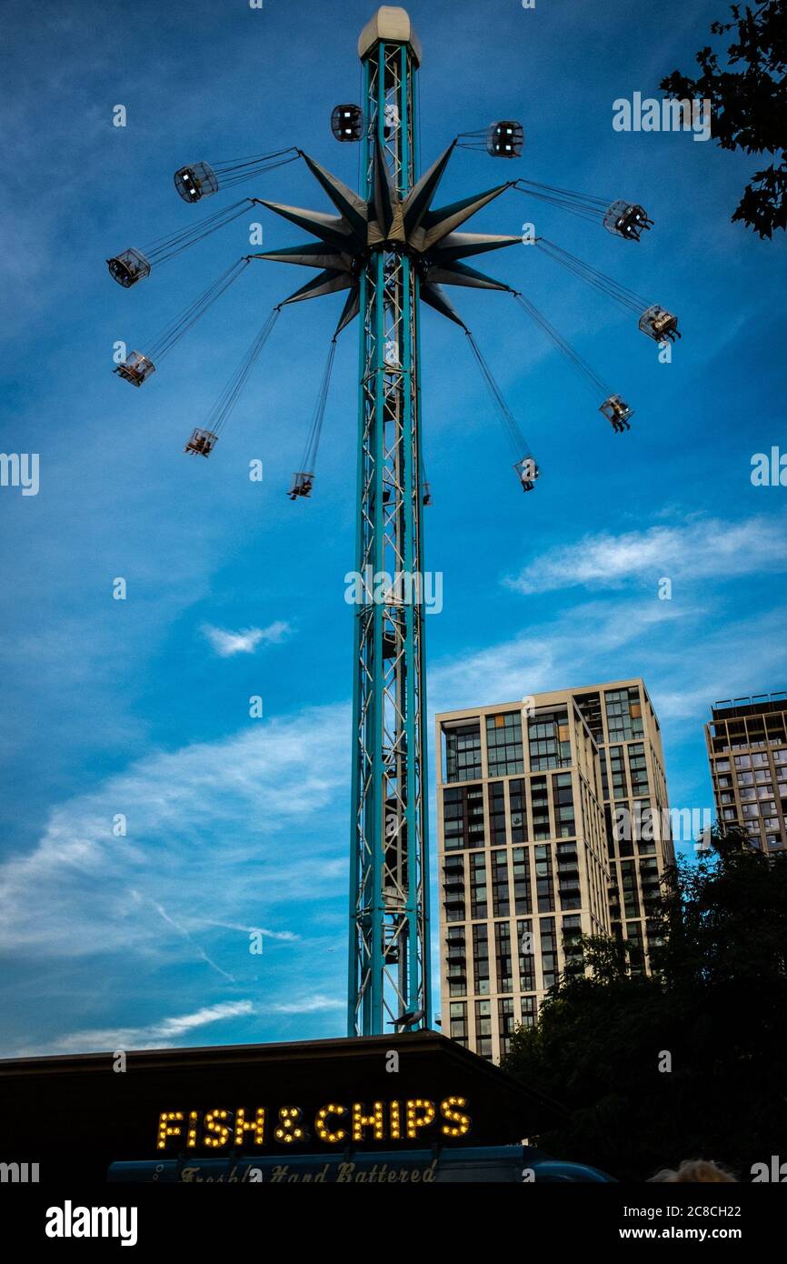 Giostra volante in un parco divertimenti, Londra, Regno Unito. Foto Stock