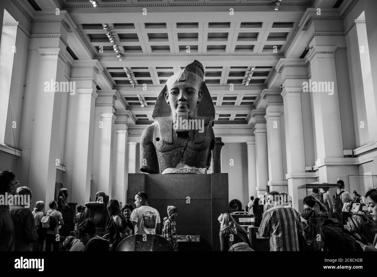 Visitatori del British Museum. Statua di Ramses II Foto Stock