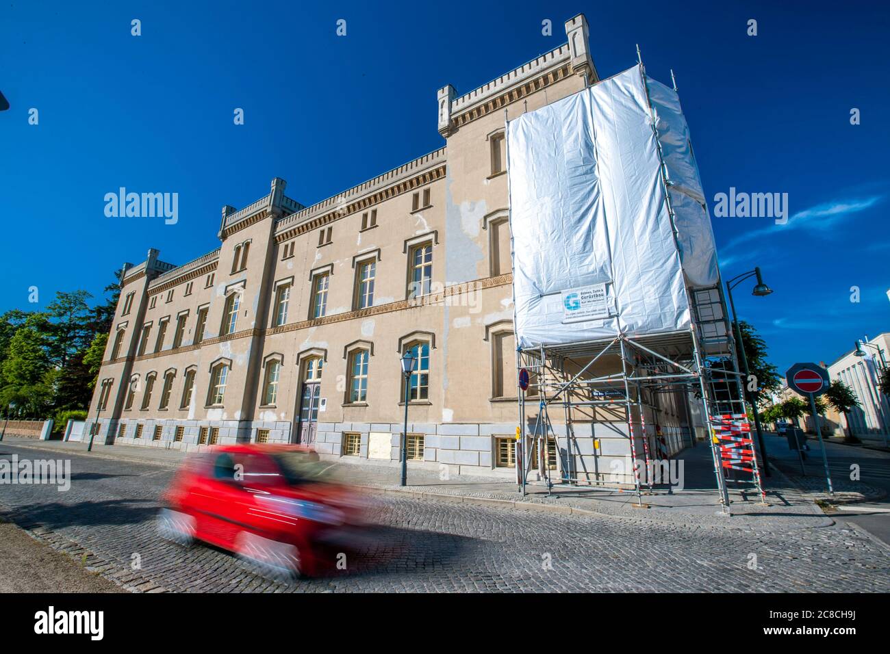 Neustrelitz, Germania. 23 Giugno 2020. Il Carolinenpalais nella città di residenza. La residenza aristocratica, elencata nel 1850, deve essere convertita ed estesa per diventare la sede della "Fondazione tedesca per l'impegno e l'Ufficio onorario". All'inizio del 2020, il Bundestag e il Bundesrat decisero di localizzare la Fondazione di impegno a Neustrelitz. Credit: Jens Büttner/dpa-Zentralbild/ZB/dpa/Alamy Live News Foto Stock