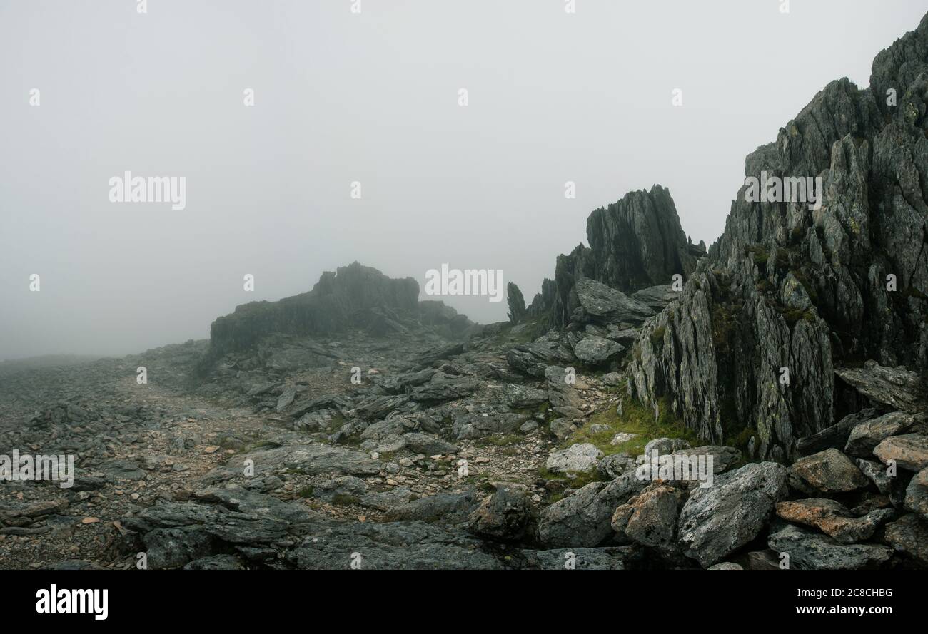 Nebbia sulla cima di Glyder Fawr, Snowdonia Foto Stock