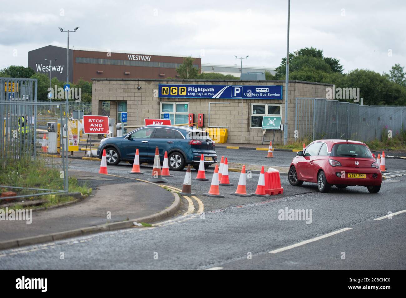 Glasgow, Scozia, Regno Unito. 23 luglio 2020. Nella foto: Persone che vanno al centro di test di campo del covid19 all'aeroporto di Glasgow. Credit: Colin Fisher/Alamy Live News Foto Stock