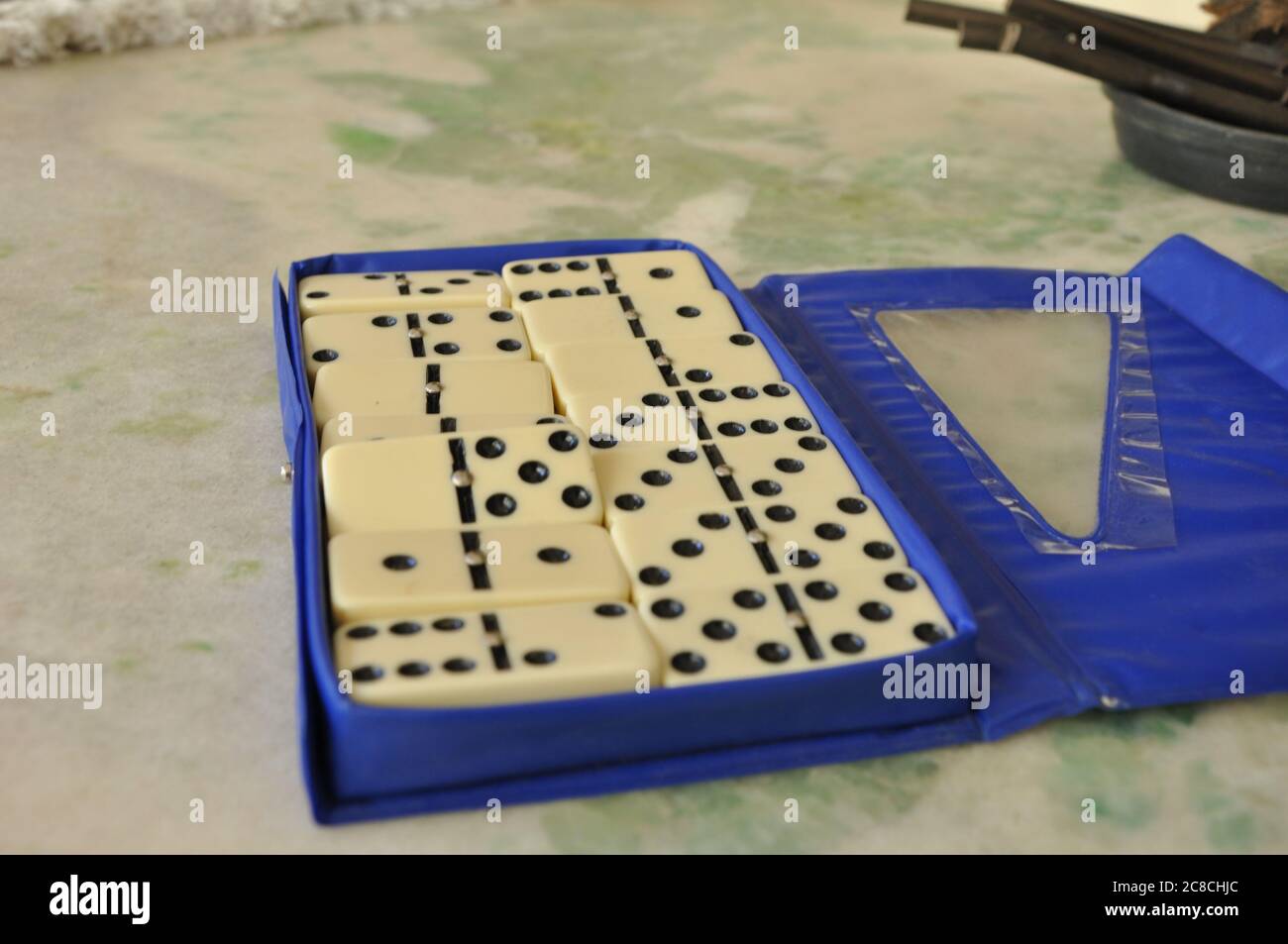Apri la scatola blu, che mostra il gioco domino completo di pietre d'avorio  bianche su tavola di granito, in fuoco selettivo, Brasile, Sud America Foto  stock - Alamy