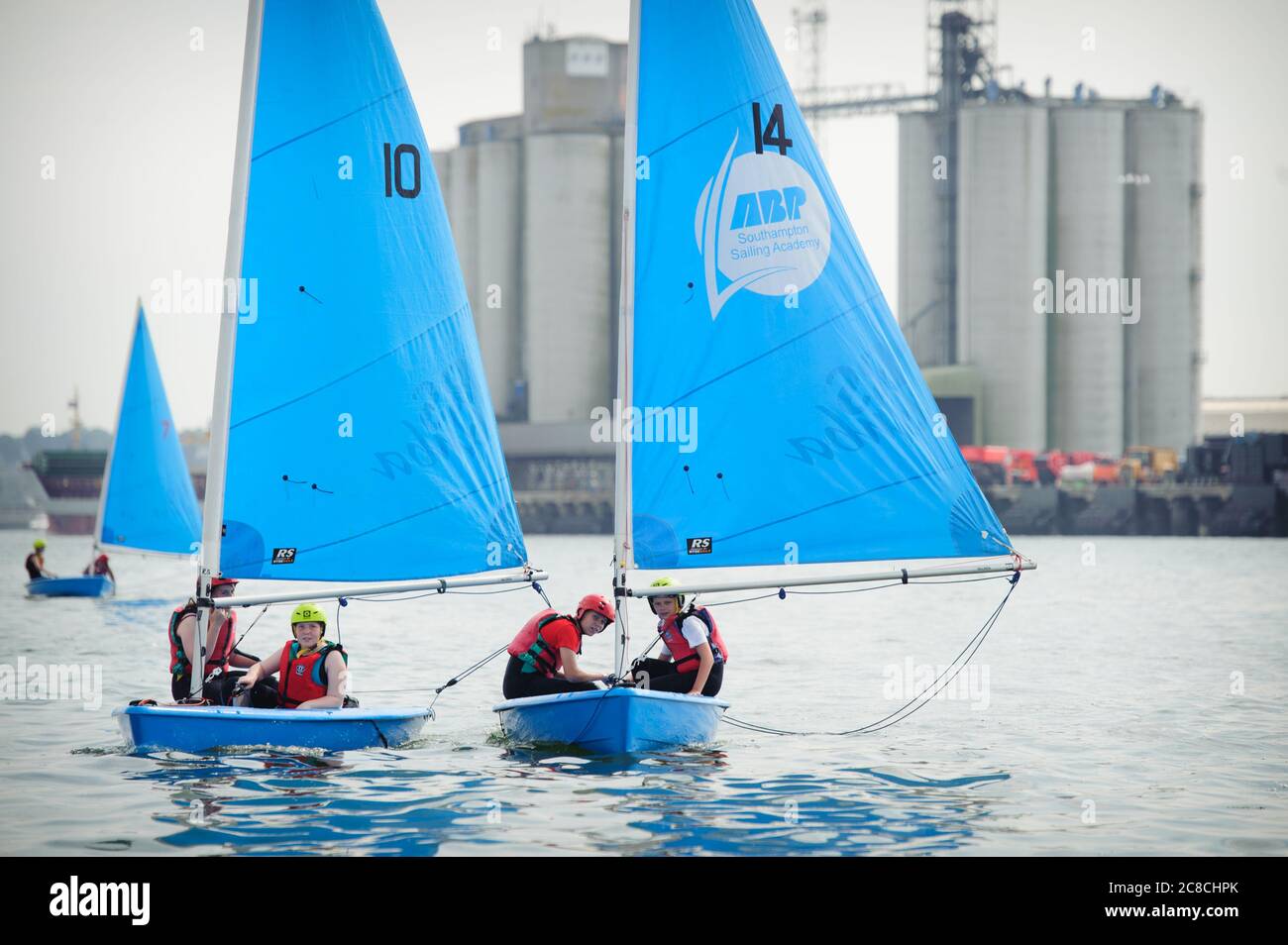 Bambini che navigano nel Solent. I bambini imparano a navigare in gommoni Quba in una brezza dolce. Dopo due lezioni si naviga sul fiume Itchen. Foto Stock