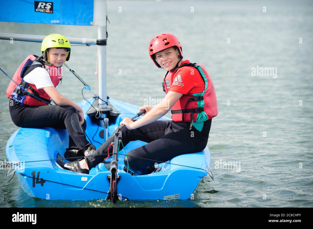 Bambini che navigano nel Solent. I bambini imparano a navigare in gommoni Quba in una brezza dolce. Dopo due lezioni si naviga sul fiume Itchen. Foto Stock