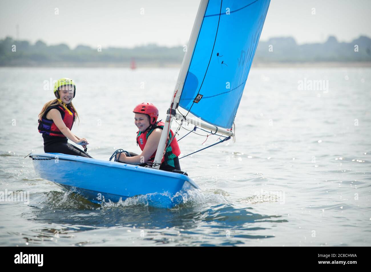 Bambini che navigano nel Solent. I bambini imparano a navigare in gommoni Quba in una brezza dolce. Dopo due lezioni si naviga sul fiume Itchen. Foto Stock