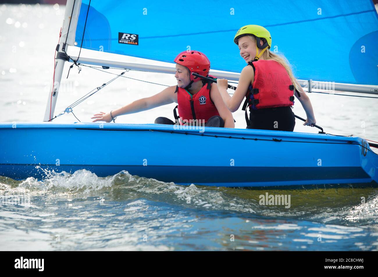 Bambini che navigano nel Solent. I bambini imparano a navigare in gommoni Quba in una brezza dolce. Dopo due lezioni si naviga sul fiume Itchen. Foto Stock