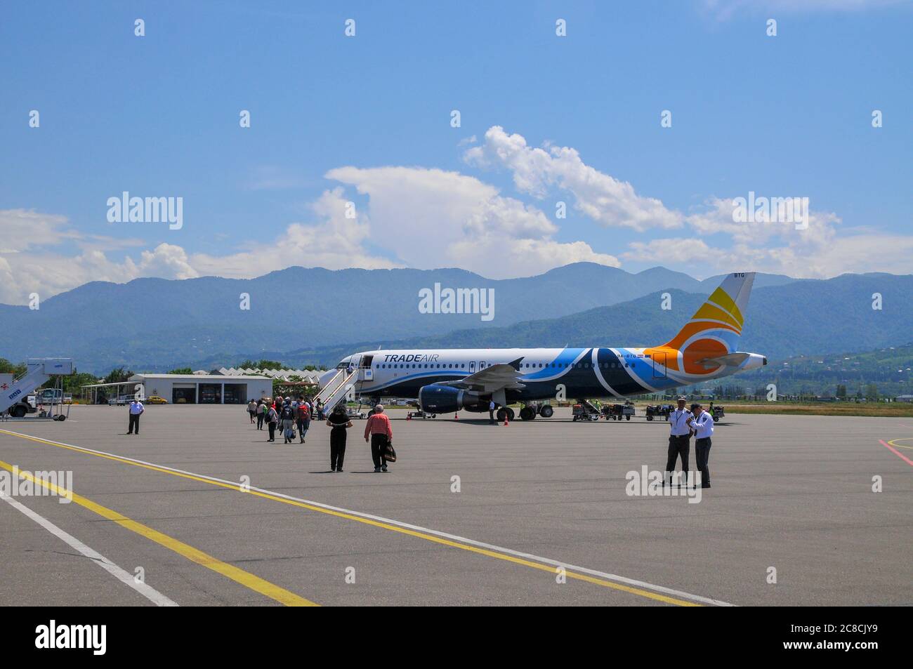 I passeggeri di salire a bordo di un aereo commerciale Airbus A320-200 a Batumi international airport Foto Stock