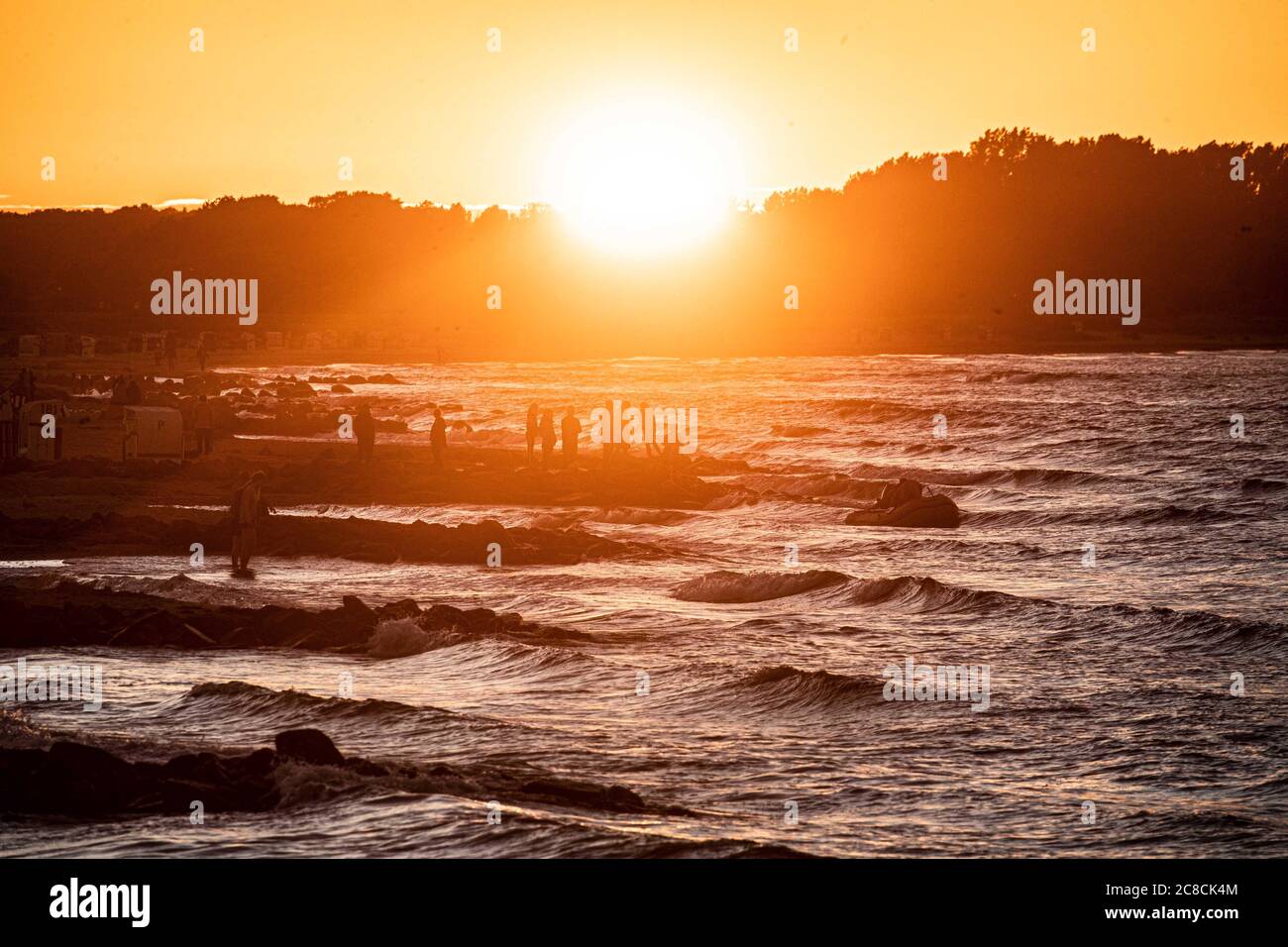 Hohwacht, Germania. 21 luglio 2020. Primo: 22.07.2020 Mar Baltico, onde, mare, tramonto, caratteristica, paese e persone, spiaggia principale Hohwacht, tramonto, versuslicht, Schleswig-Holstein, Kvºste, Hohwachter Bucht, viaggio, vacanza in Germania, deposito, sfondo, versuslicht, | utilizzo nel mondo Credit: dpa/Alamy Live News Foto Stock