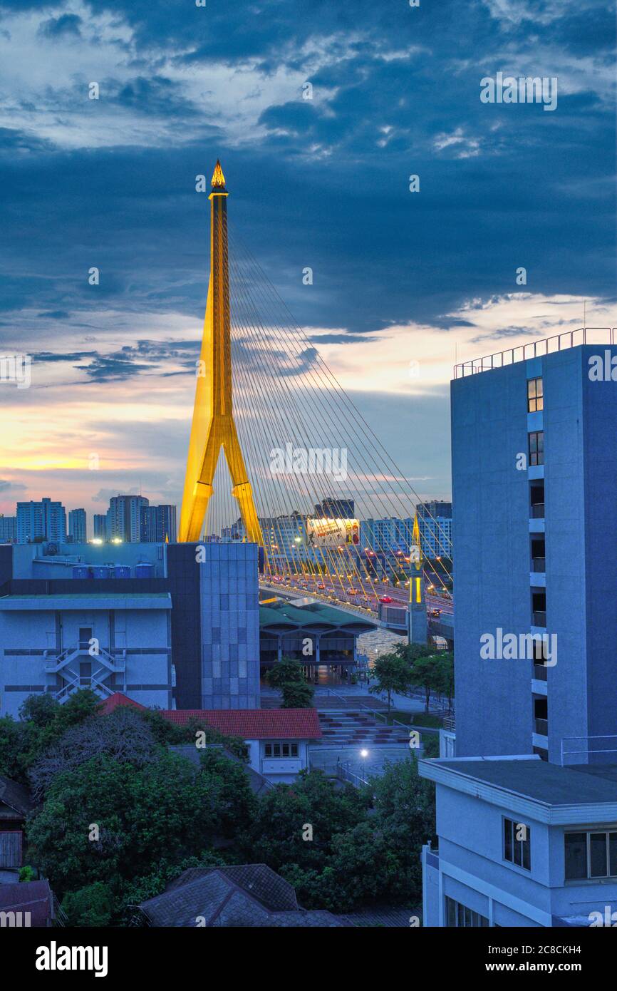 Il Rama VIII, lungo 475 m. Ponte (Rama 8. Ponte), un ponte sospeso che attraversa il fiume Chao Phraya a Bangkok, Thailandia, illuminato al tramonto Foto Stock