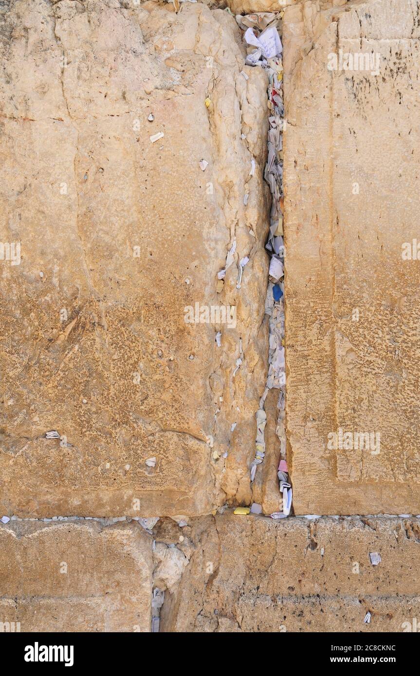Israele, Gerusalemme, Città Vecchia, Muro del Pianto Chiosaggio delle note lasciate nelle crepe per Dio di leggere Foto Stock