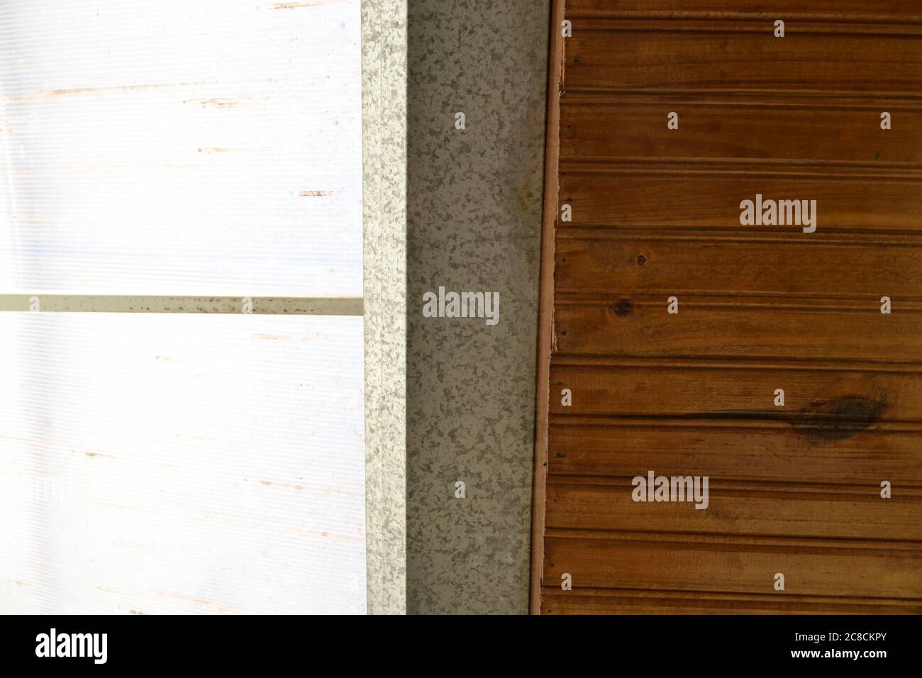 Foto astratta di una copertura in policarbonato, con grondaie in legno e grondaia d'acqua, collocata in residenza per protezione e bellezza Foto Stock