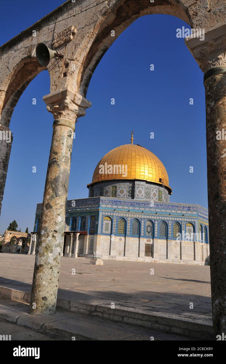 Israele, Gerusalemme la città vecchia, la Cupola della Roccia sulla Haram esh Sharif (Temple Mount) un Qanatir (l'arco) in primo piano Foto Stock