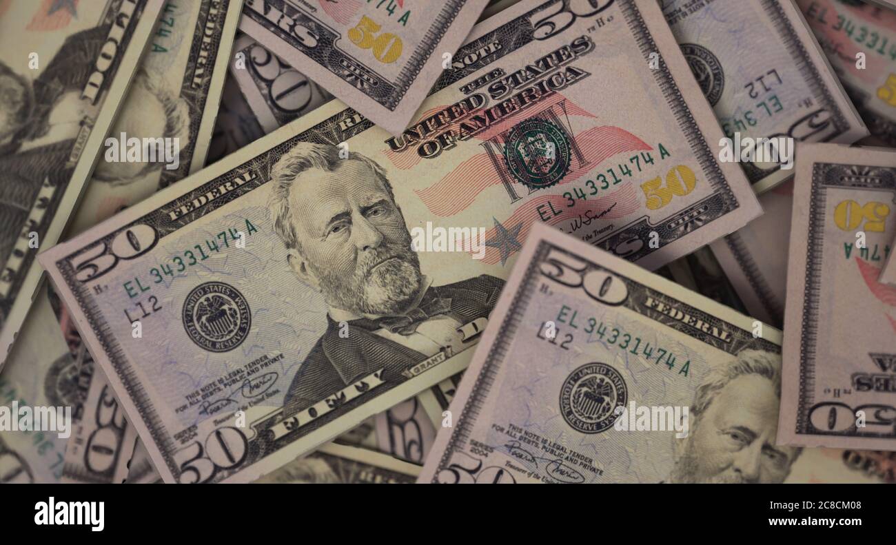 Una vista ravvicinata di una pila sparsa di banconote in dollari USA - rendering 3D Foto Stock