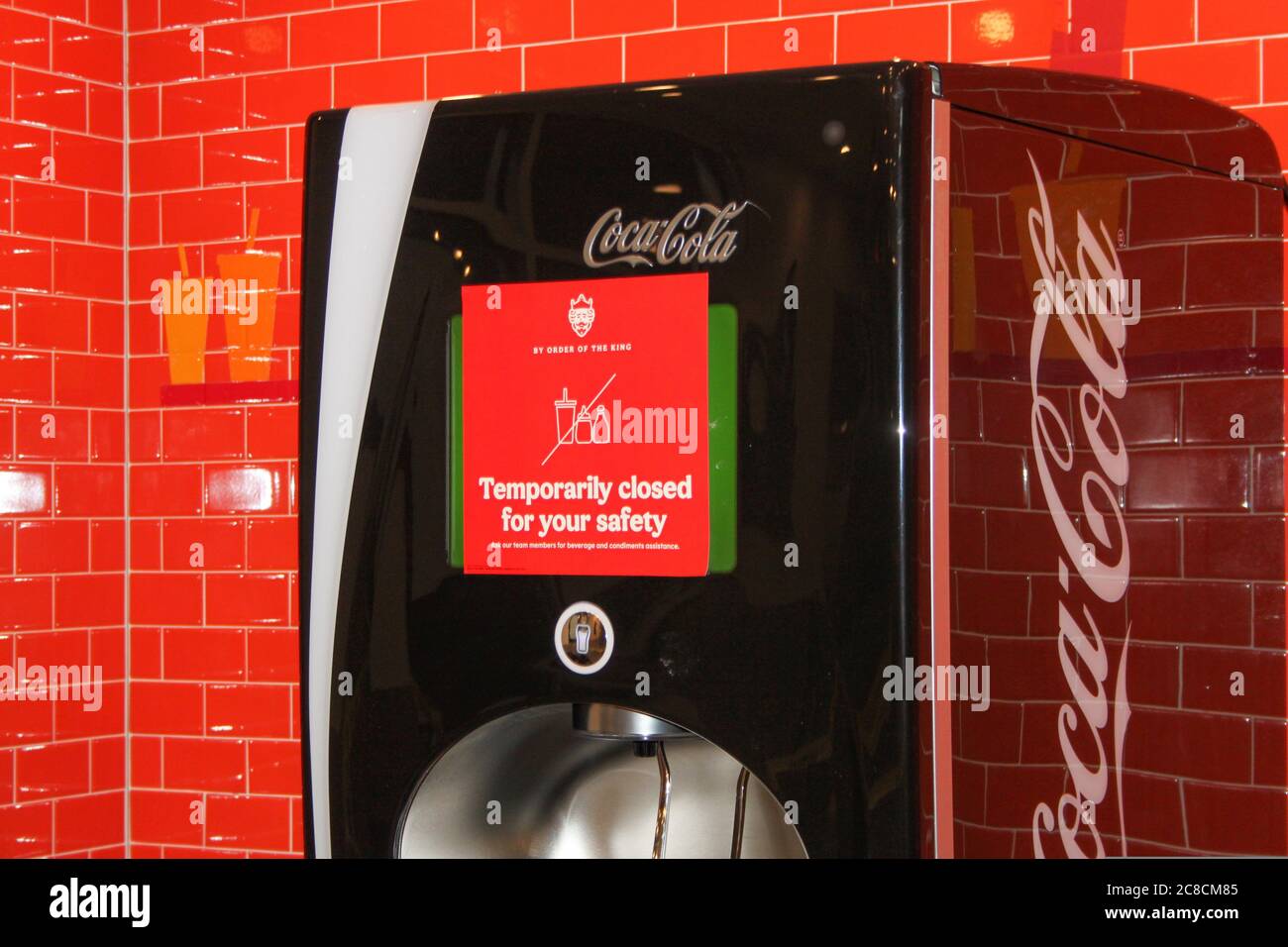 MIDDLETOWN, NY, STATI UNITI - 13 giu 2020: Distributore automatico di soda Burger King Coca-Cola temporaneamente chiuso a causa della quarantena pandemica COVID-19 Foto Stock