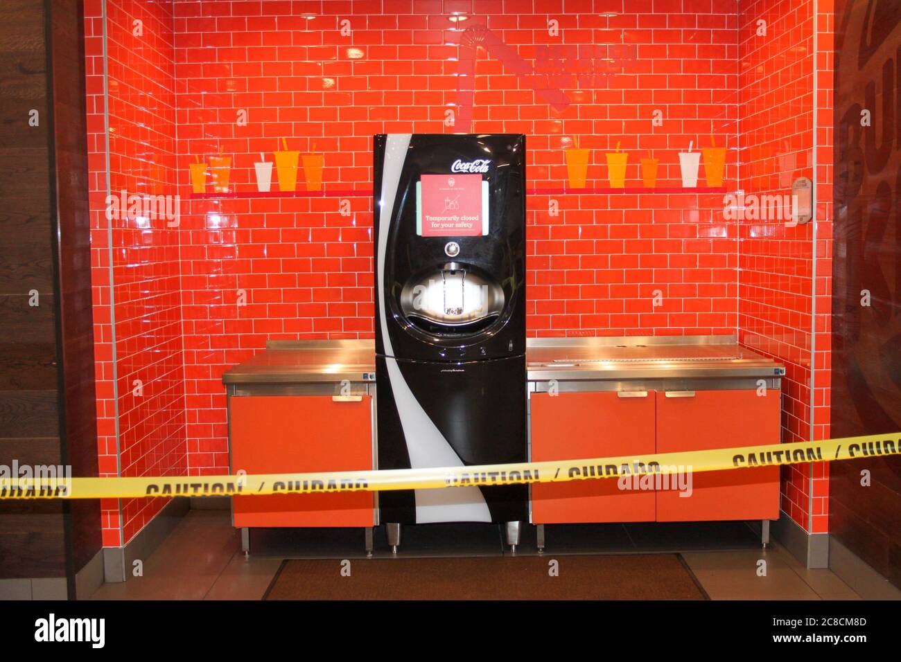 MIDDLETOWN, NY, STATI UNITI - 13 giu 2020: Distributore automatico di soda Burger King Coca-Cola temporaneamente chiuso a causa della quarantena pandemica COVID-19 Foto Stock
