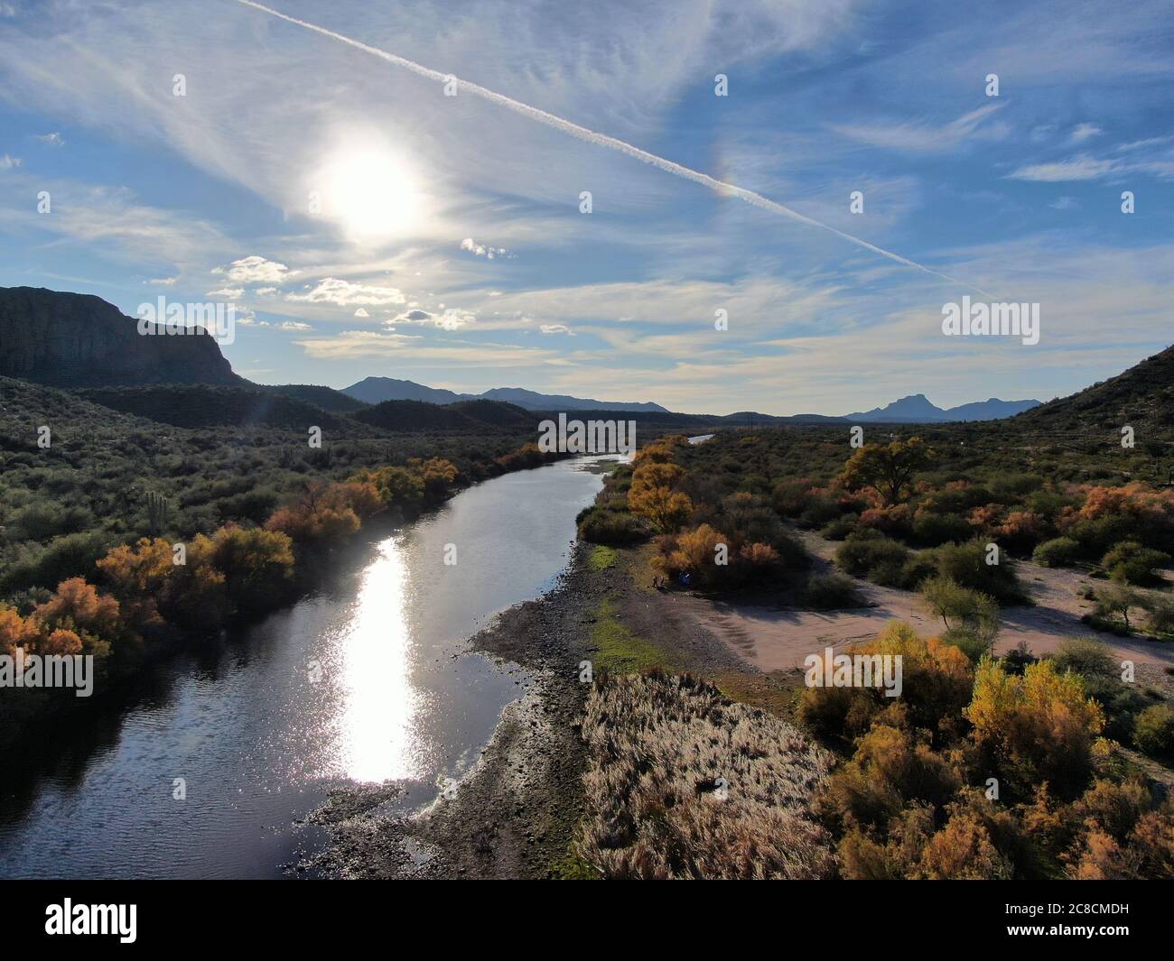 Foto aerea che si affaccia a valle sulla Lower Salt River Recreation Area, appena fuori Phoenix, Arizona. Foto Stock