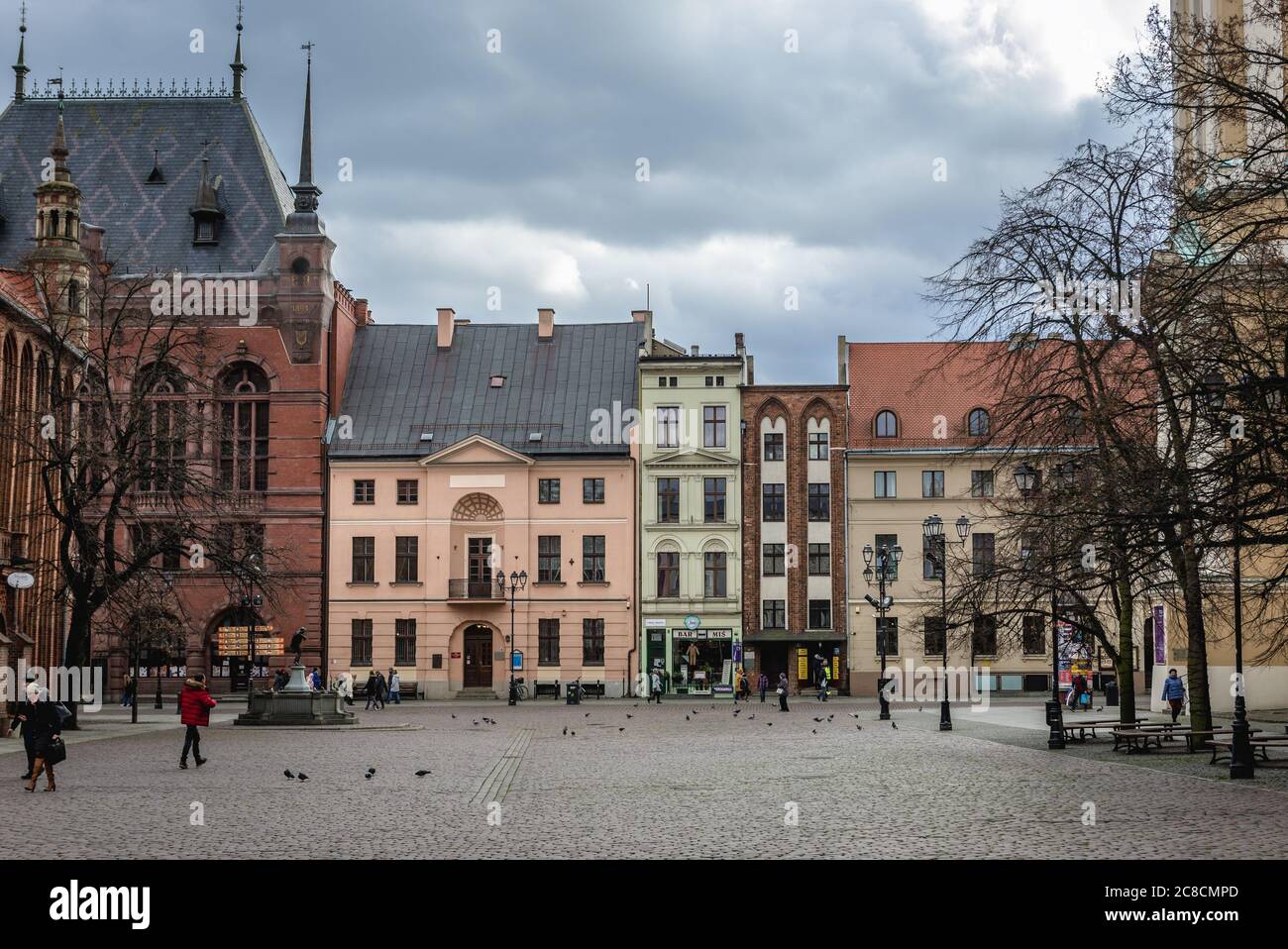 Case in locazione sulla piazza principale della Città Vecchia di Torun, Voivodato Kuyaviano Pomeriano della Polonia, Artus Manor sul lato sinistro Foto Stock