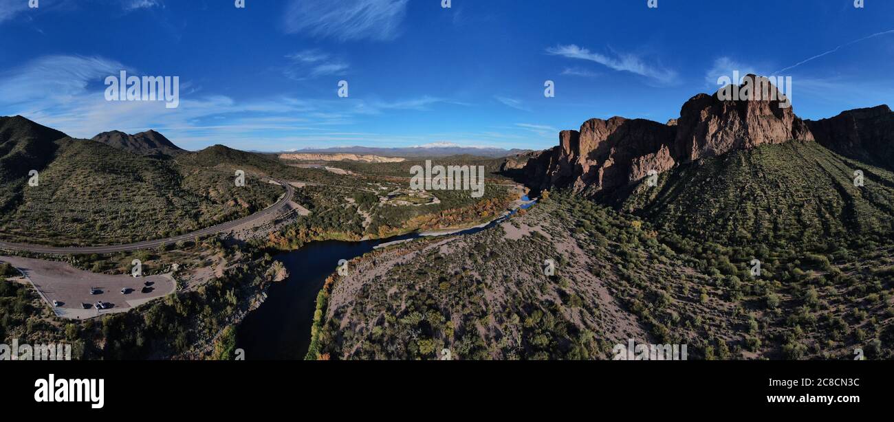Immagine panoramica aerea sul fiume Lower Salt in Arizona, guardando verso nord-est verso la zona naturalistica di FourPeaks e il lago Saguaro. Foto Stock