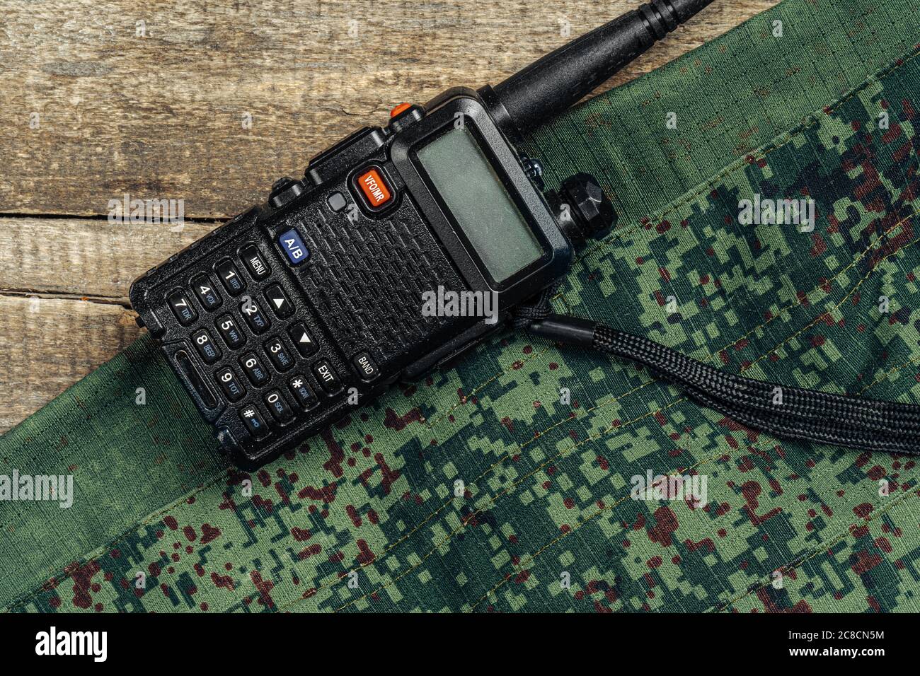 Walkie-talkie e uniforme militare su superficie di legno Foto stock - Alamy