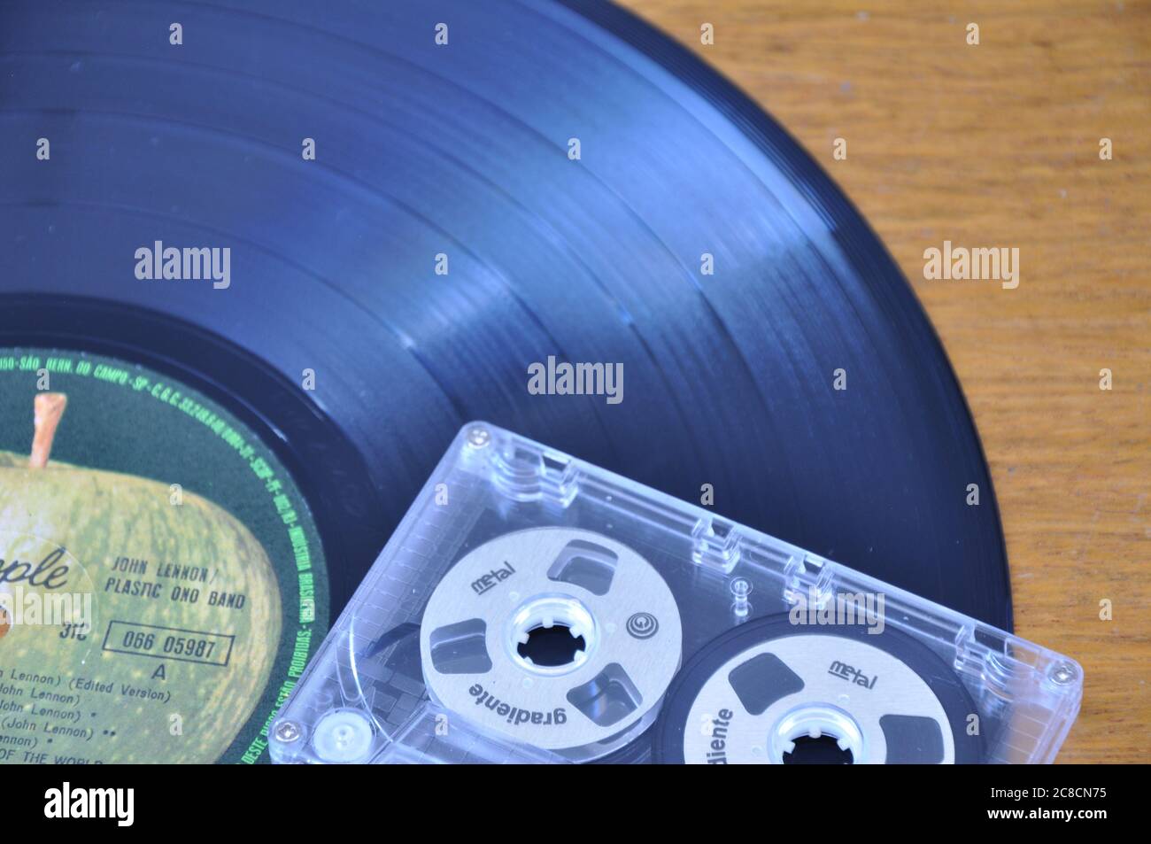 Disco in vinile con sigillo di mela e cassetta di metallo su sfondo di legno, con messa a fuoco selettiva e dettaglio, Brasile Sud America in zoom Foto Stock