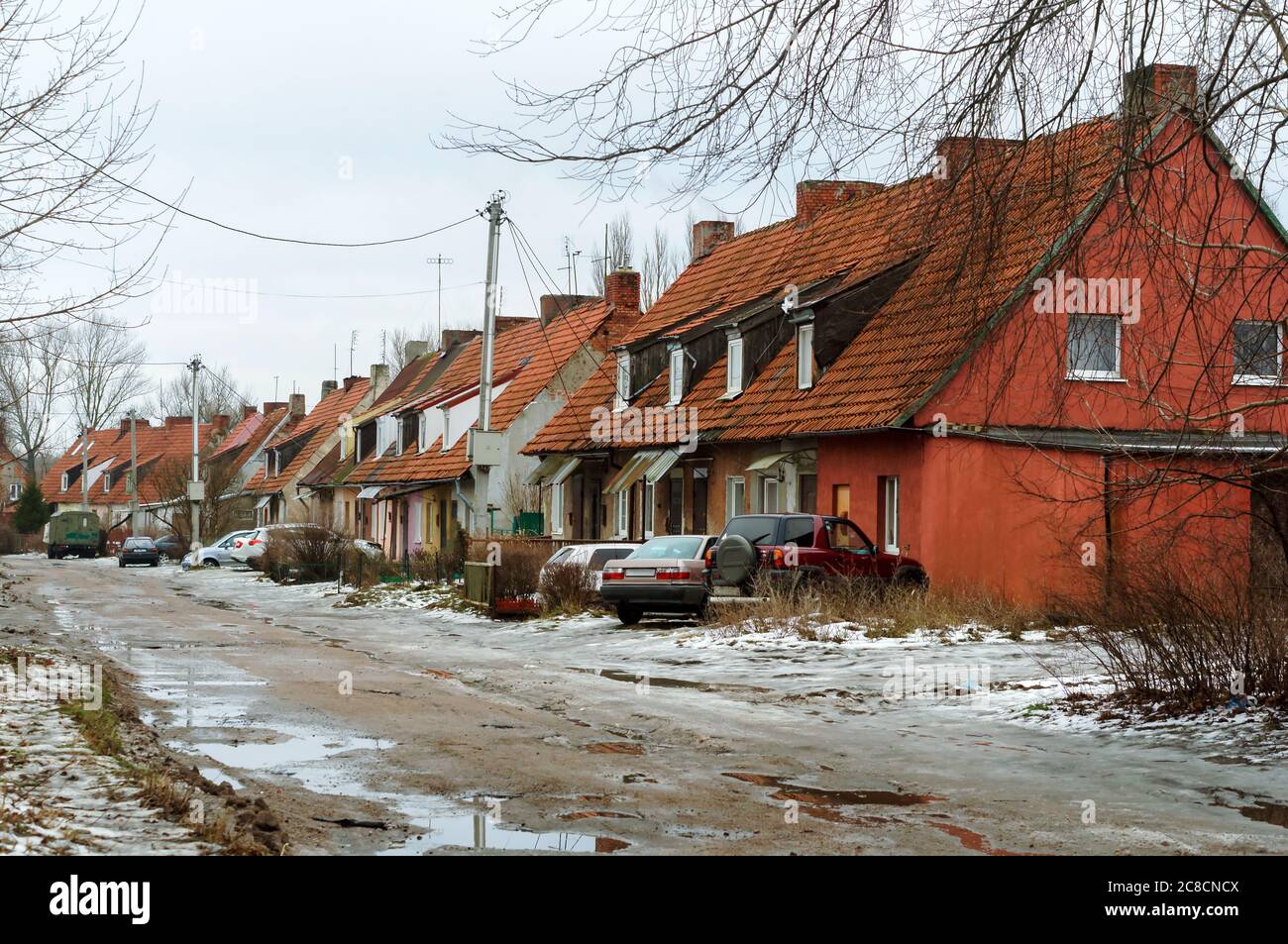 Vecchie case a un piano, strada sporca senza strada, Baltiysk, regione di Kaliningrad, Russia, 3 febbraio 2019 Foto Stock