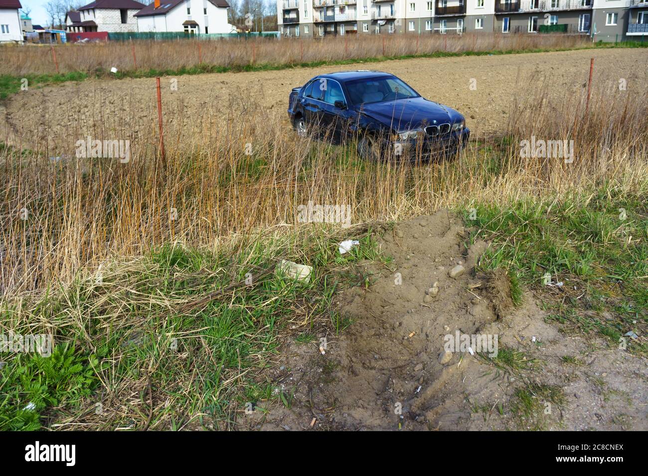 Veicolo di emergenza, l'auto ha lasciato la strada in un campo, regione di Kaliningrad, Russia, 18 aprile 2020 Foto Stock