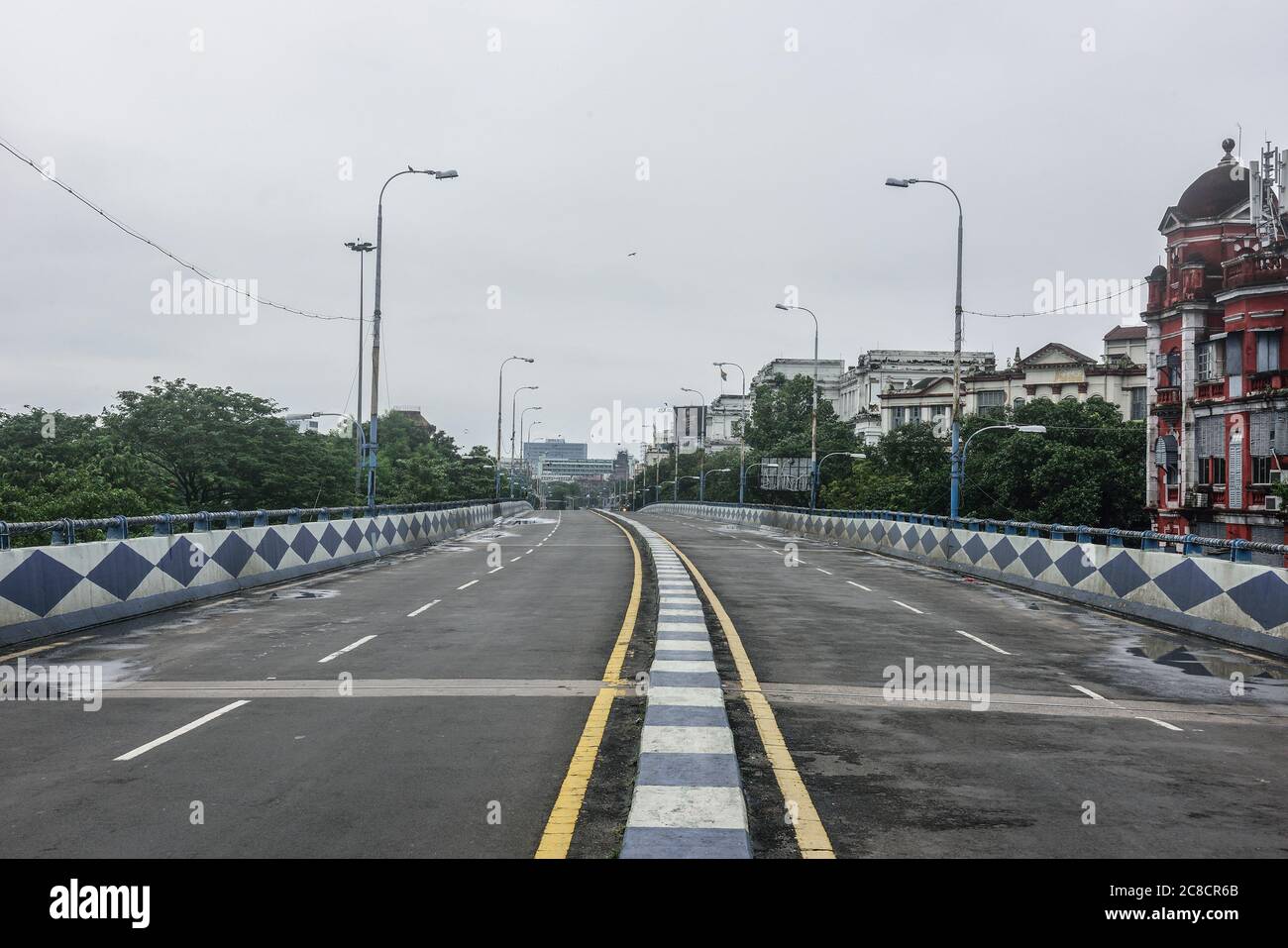 Kolkata, India. 23 luglio 2020. La strada di Kolkata ha visto chiaro di tutte le automobili durante i due giorni un la settimana lockdown.il governo del Bengala occidentale ha deciso di imporre un blocco di settimana nello stato per frenare l'aumento della malattia di Coronavirus (COVID-19). Solo le persone in servizi di emergenza e i pazienti hanno il permesso di viaggiare o di effettuare movimenti. Credit: SOPA Images Limited/Alamy Live News Foto Stock