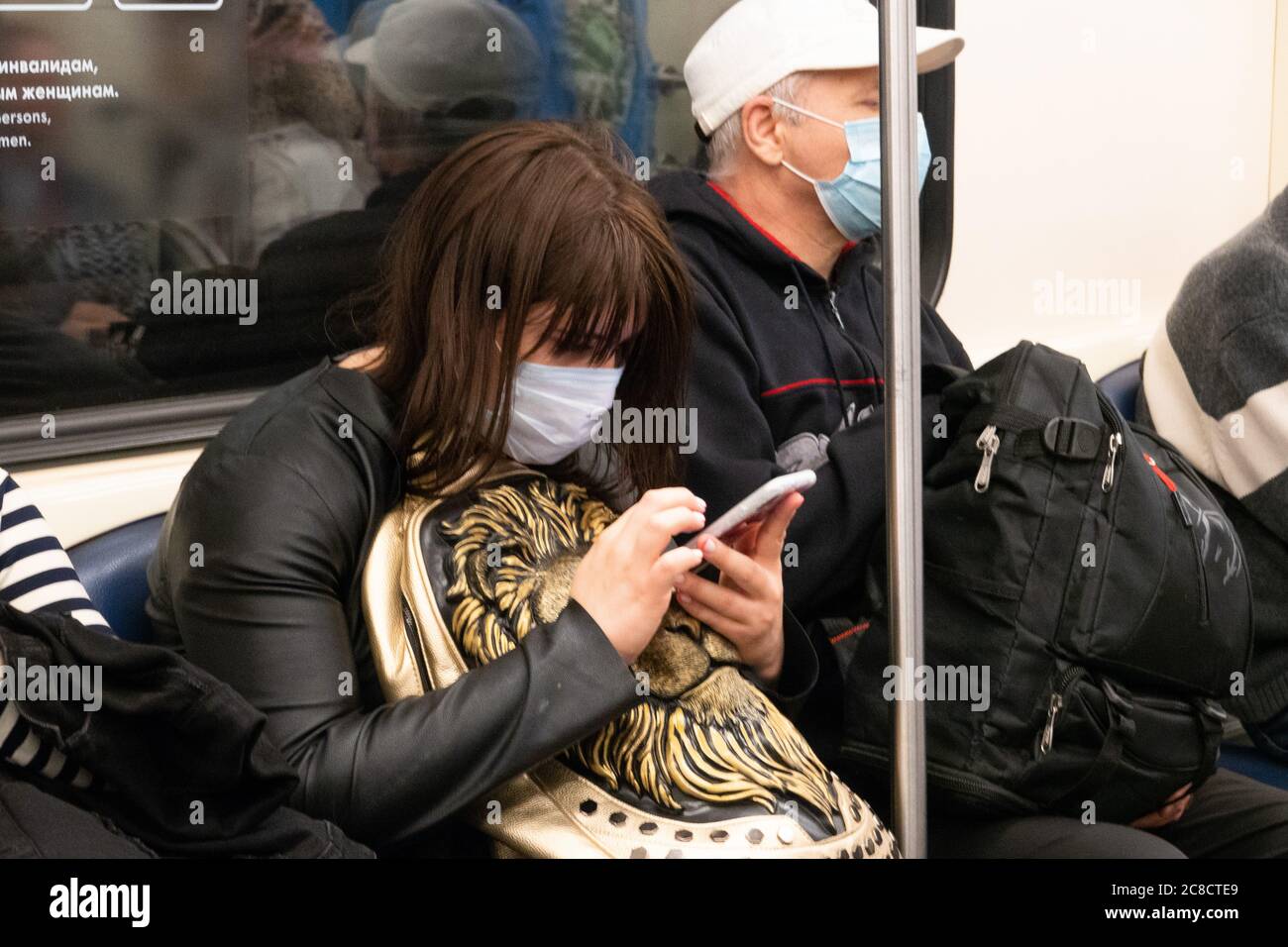 Donna indossare maschera di protezione covid all'interno della metropolitana di Mosca Foto Stock