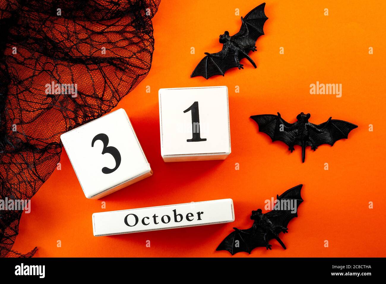 Happy Halloween e concetto di festa autunnale con un calendario che mostra ottobre 31, pipistrelli e ragno nero web Foto Stock
