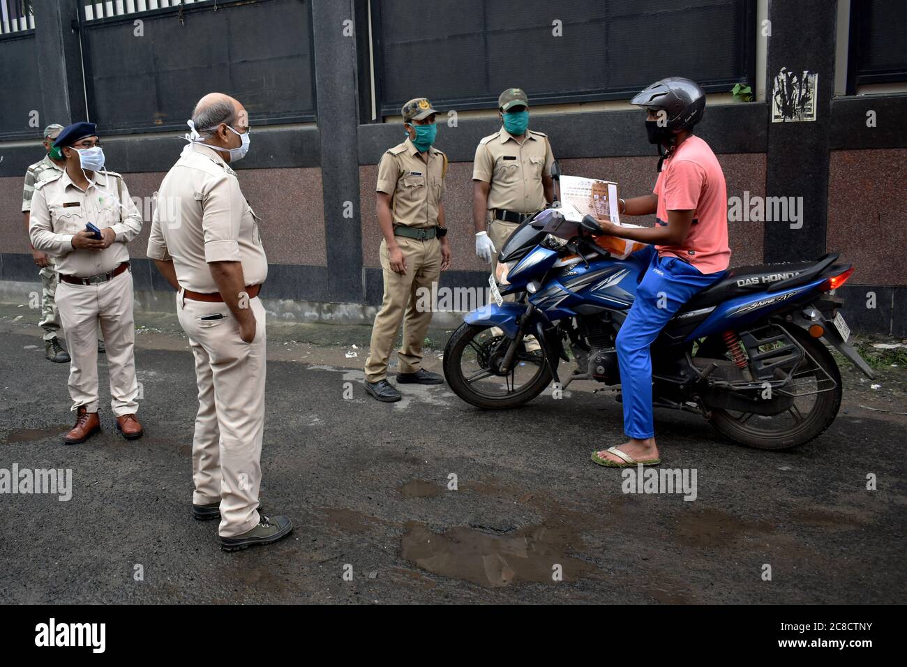 Kolkata, India. 23 luglio 2020. Il governo del Bengala occidentale ha imposto un blocco completo di stato bisettimanale a partire da giovedì. Questo è stato fatto per fermare la diffusione di infezione mortale da corona-virus (Covid-19) nello stato. Ci sono alcuni luoghi nello stato in cui la trasmissione di comunità di Covid-19 è stata rilevata. (Foto di Sudipta Das/Pacific Press/Sipa USA) Credit: Sipa USA/Alamy Live News Foto Stock