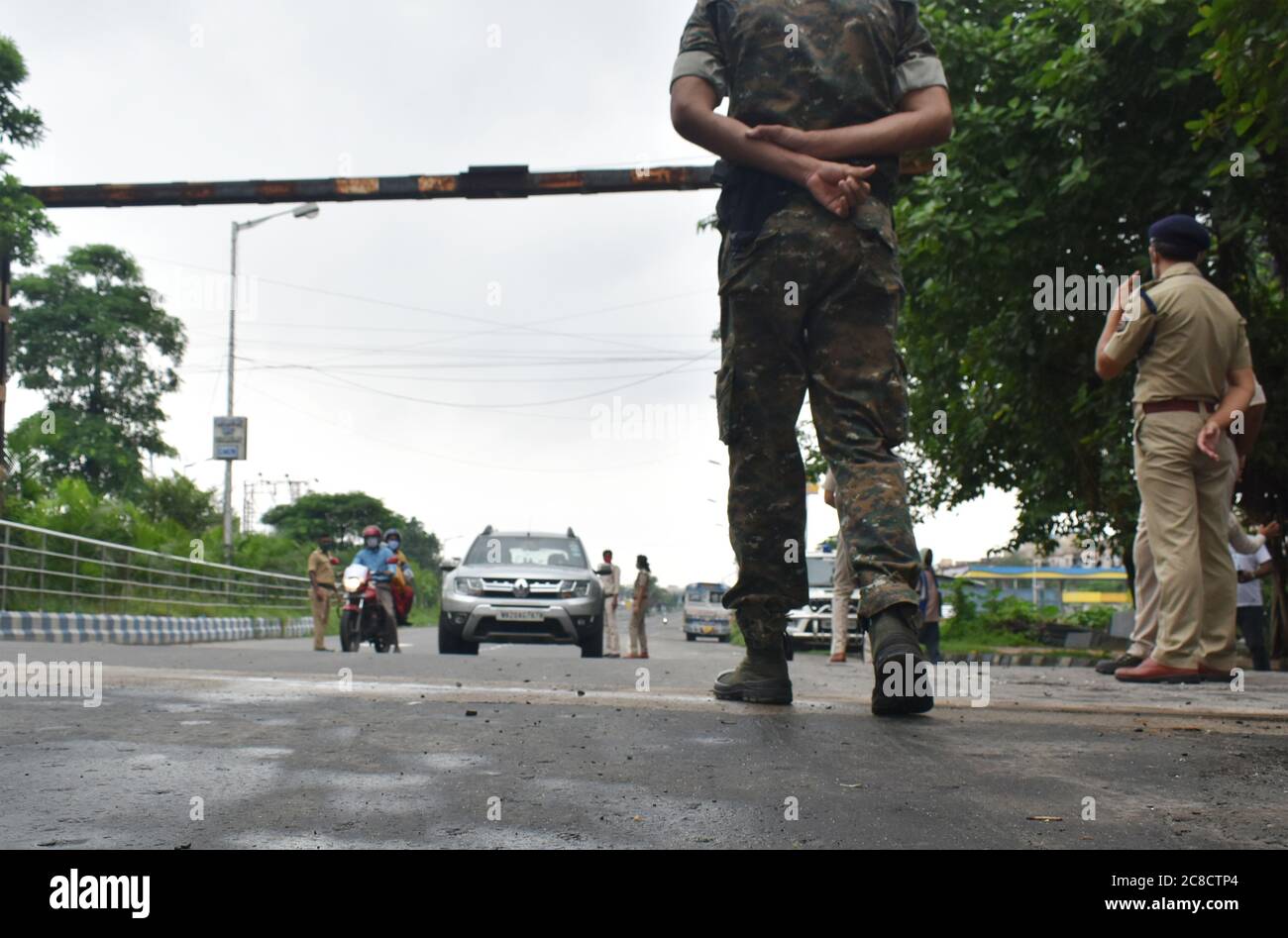 Kolkata, India. 23 luglio 2020. Il governo del Bengala occidentale ha imposto un blocco completo di stato bisettimanale a partire da giovedì. Questo è stato fatto per fermare la diffusione di infezione mortale da corona-virus (Covid-19) nello stato. Ci sono alcuni luoghi nello stato in cui la trasmissione di comunità di Covid-19 è stata rilevata. (Foto di Sudipta Das/Pacific Press/Sipa USA) Credit: Sipa USA/Alamy Live News Foto Stock