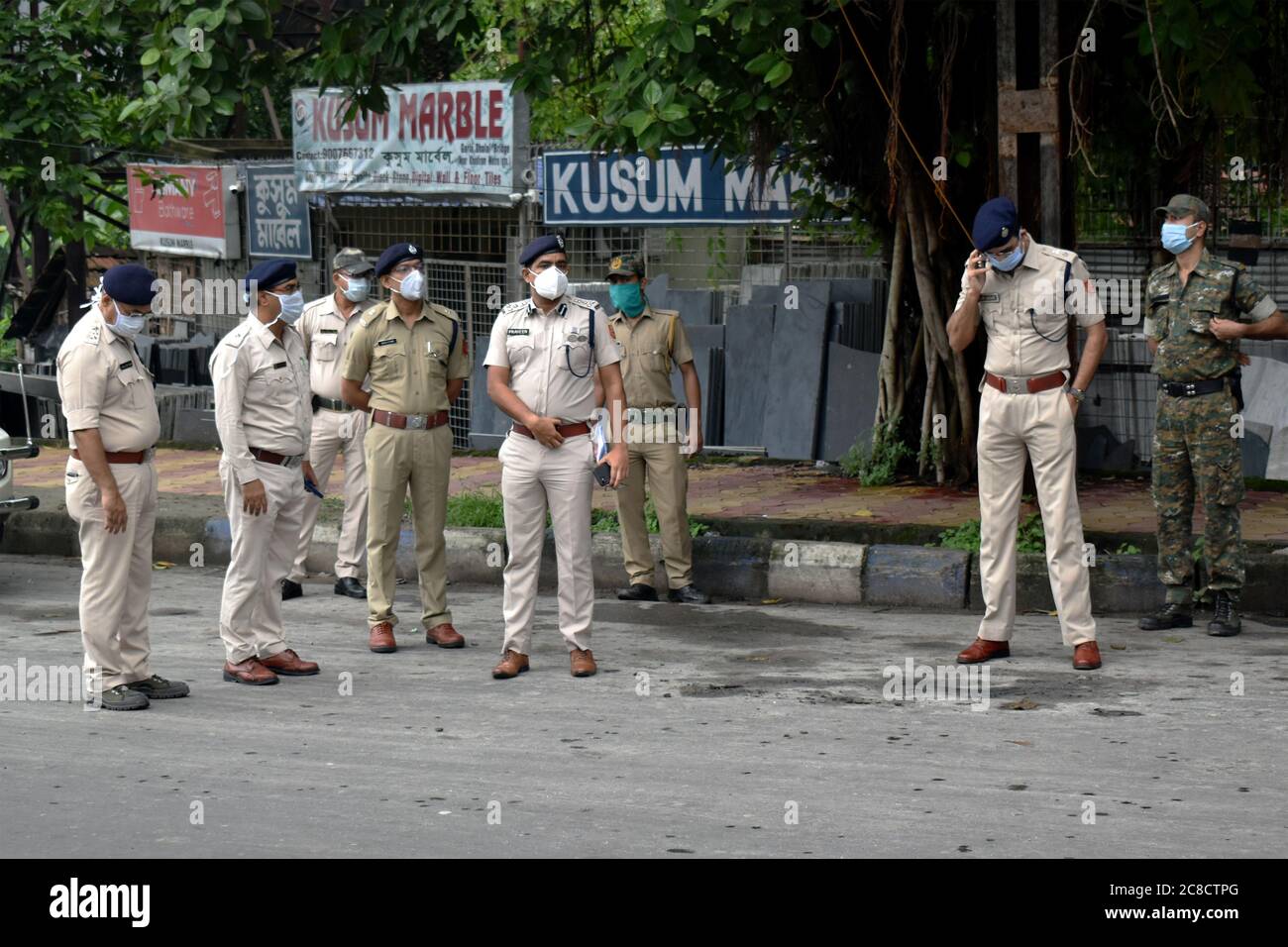 Kolkata, India. 23 luglio 2020. Il governo del Bengala occidentale ha imposto un blocco completo di stato bisettimanale a partire da giovedì. Questo è stato fatto per fermare la diffusione di infezione mortale da corona-virus (Covid-19) nello stato. Ci sono alcuni luoghi nello stato in cui la trasmissione di comunità di Covid-19 è stata rilevata. (Foto di Sudipta Das/Pacific Press/Sipa USA) Credit: Sipa USA/Alamy Live News Foto Stock