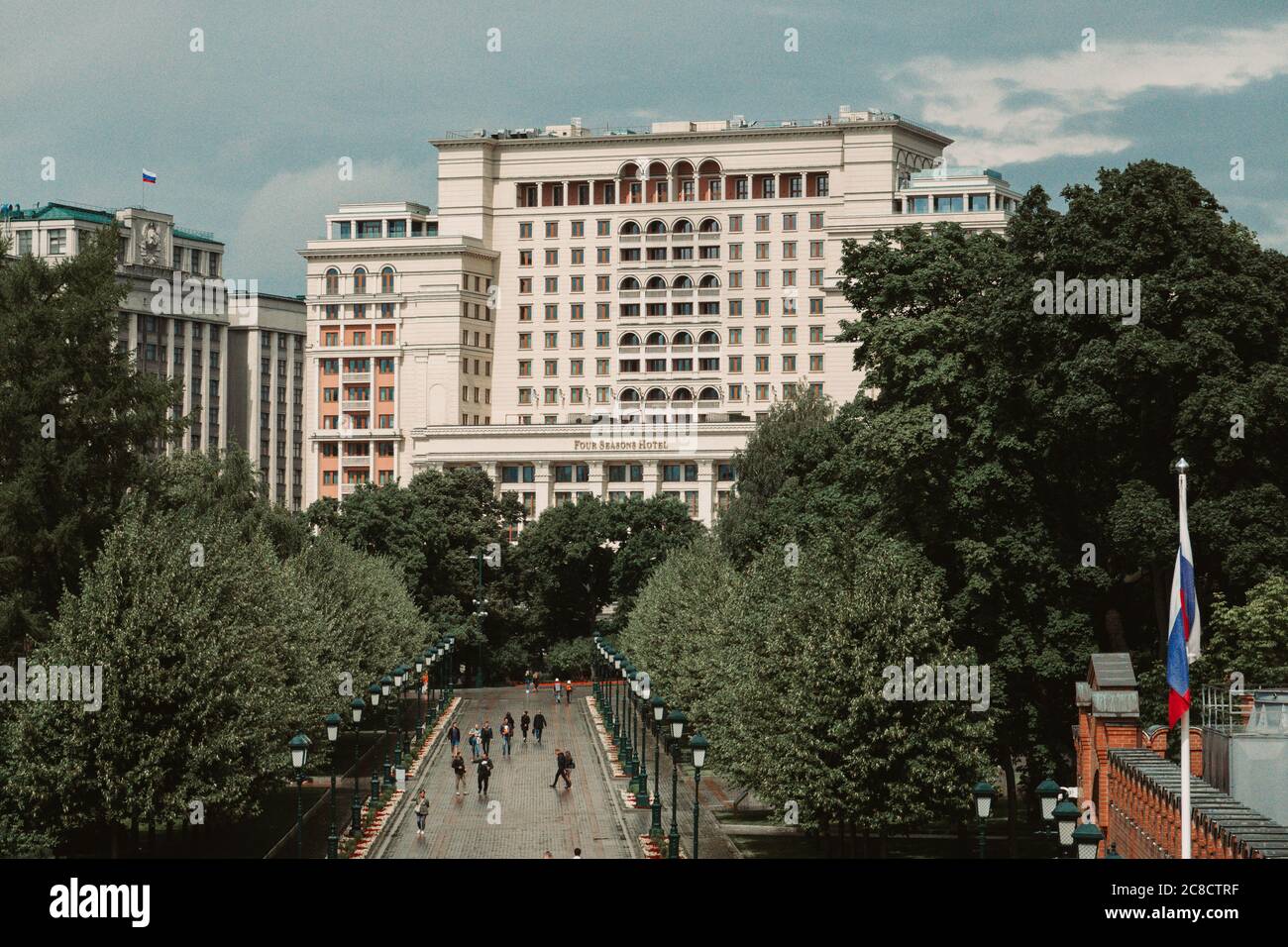 I turisti camminano sul vicolo nel giardino Alexander. Vista dell'hotel Four Seasons Mosca. Foto Stock