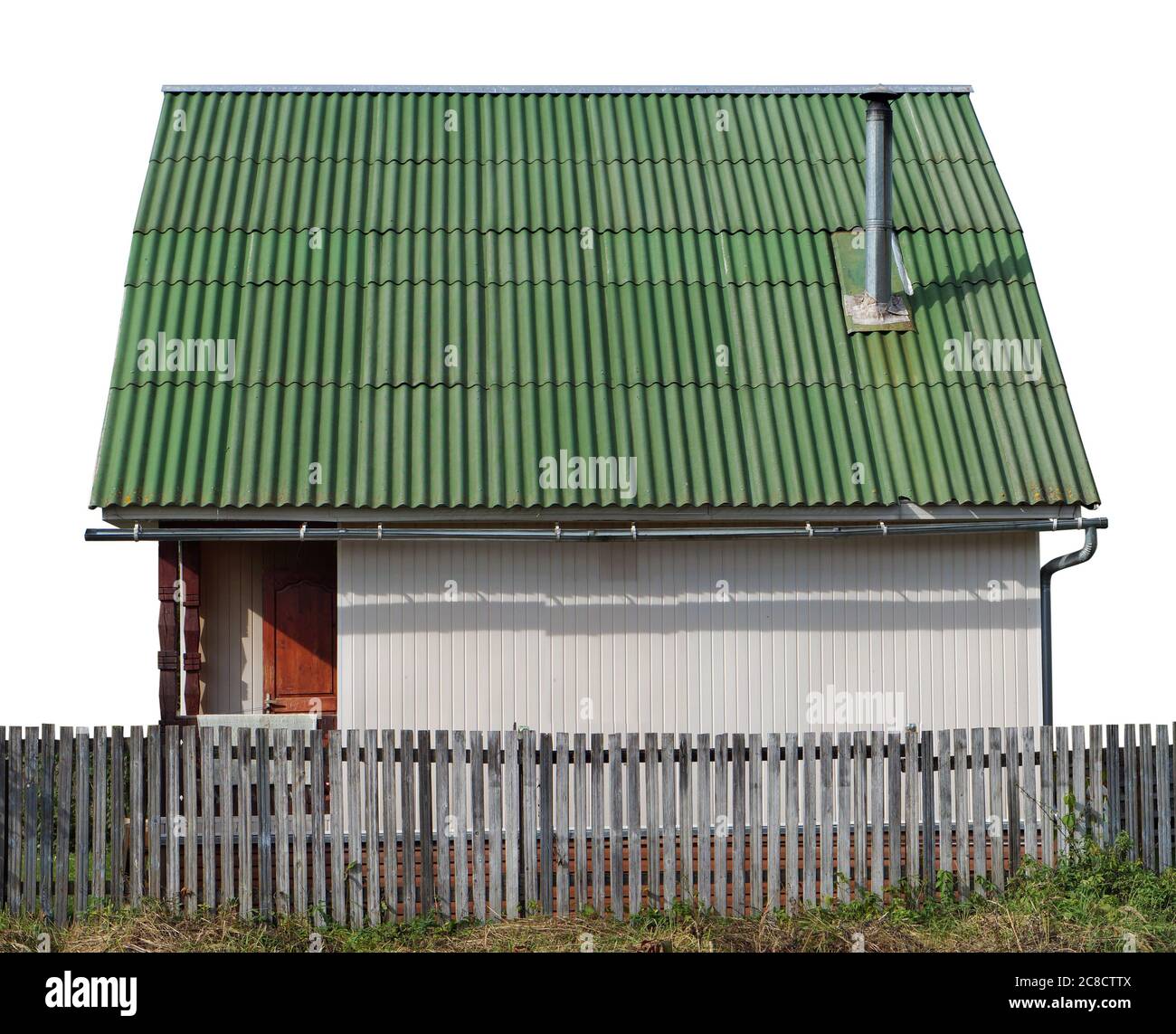 Usuale nessun nome capannone rurale con tetto verde per stoccaggio di legna da ardere e attrezzi agricoli. Isolato su bianco Foto Stock