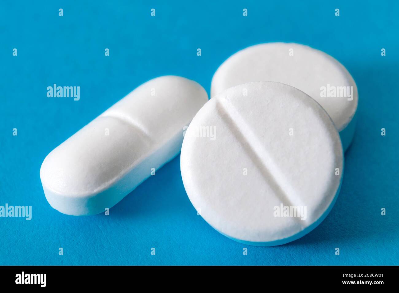 Medicina, antidolorifici oppioidi e farmaci da prescrizione concetto con macro primo piano su tre pillole bianche prescritte farmacia di ossicodone e hydrocod Foto Stock