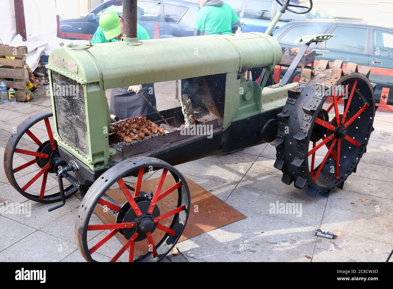 VILNIUS, LITUANIA - 04 MARZO 2017: Azienda agricola di macchine retrò Deering trasformata in un barbecue dispositivo di griglia. La società è stata fondata nel 1874. Foto Stock