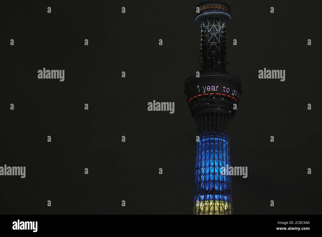 (200723) --TOKYO, 23 luglio 2020 (Xinhua) -- la torre dello Skytree di Tokyo è illuminata per segnare un anno da percorrere fino all'inizio delle Olimpiadi di Tokyo 2020 rinviate a Tokyo, Giappone, 23 luglio 2020. (Xinhua/Du Xiaoyi) Credit: Xinhua/Alamy Live News Foto Stock