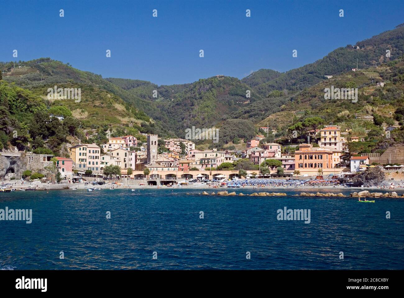 La città di Monterosso al Mare sulle cinque Terre italiane, preso dal traghetto Foto Stock